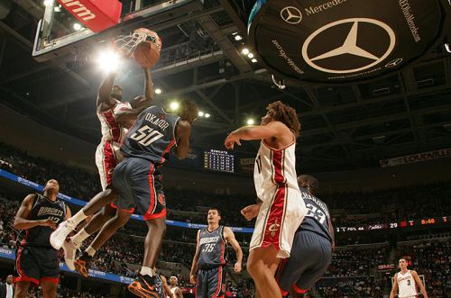  NBA MVP 传奇：从罗斯的闪电崛起到马龙的坚韧岁月